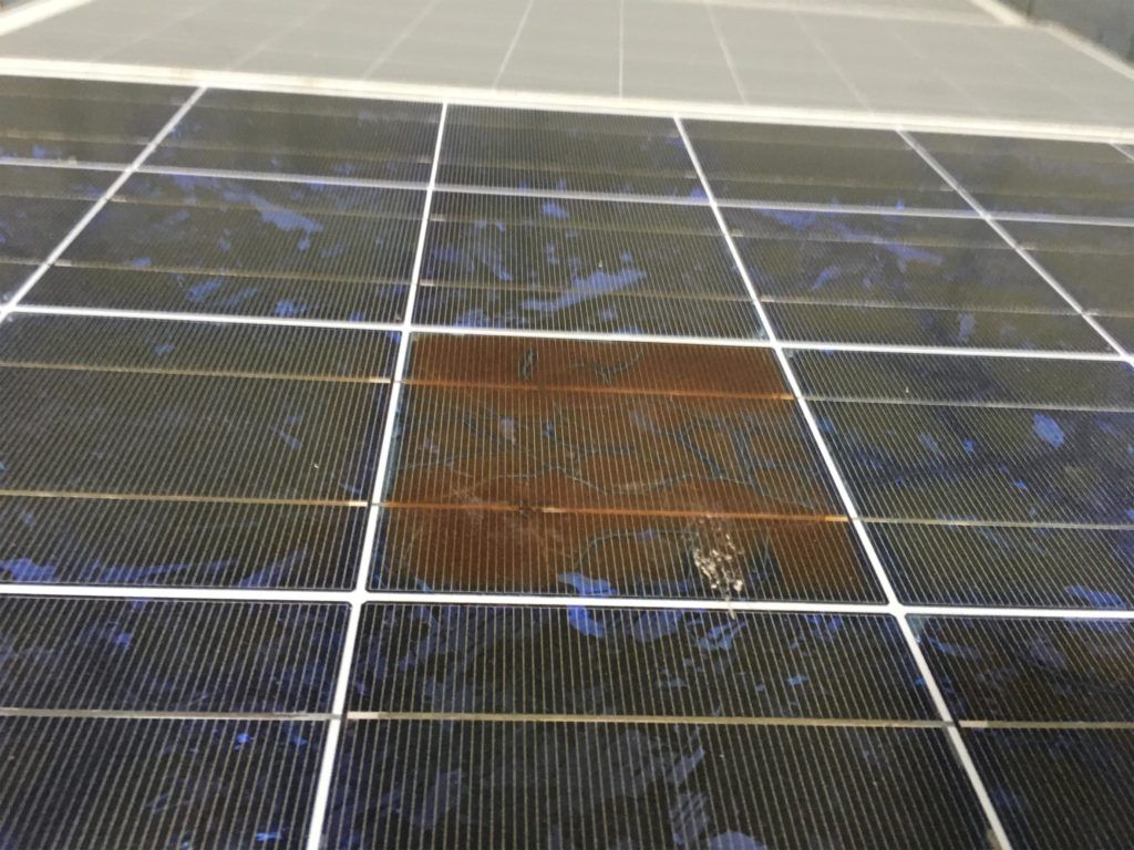 ¿Cómo saber si un panel solar funciona?